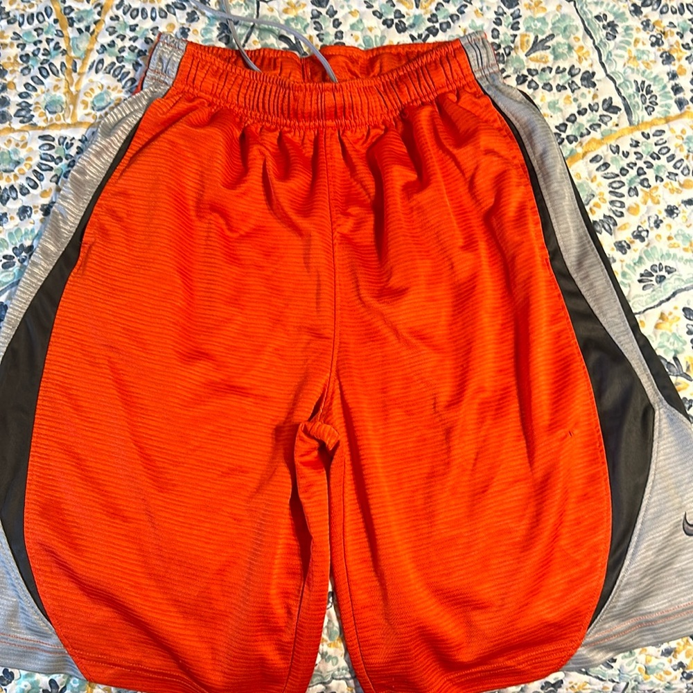 Boys L Nike shorts